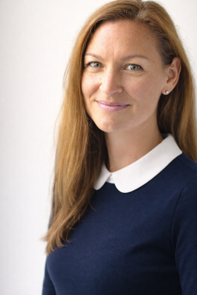 Dr. med. Katharina Ottes, Fachärztin für Neurologie, erklärt Symptome, Befunde und Therapieoptionen nach Schlaganfall im Beratungsgespräch.