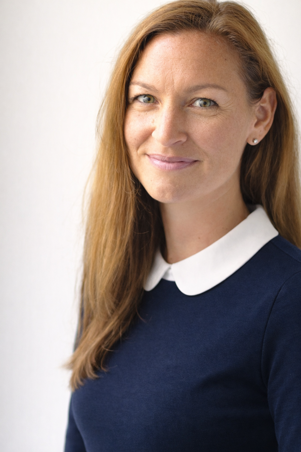 Dr. med. Katharina Ottes, Fachärztin für Neurologie, erklärt Symptome, Befunde und Therapieoptionen nach Schlaganfall im Beratungsgespräch.